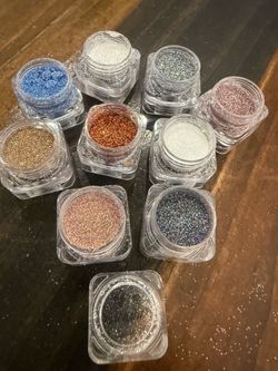 Glitter eye shadow