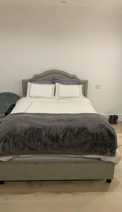 Upholstered queen bed - grey