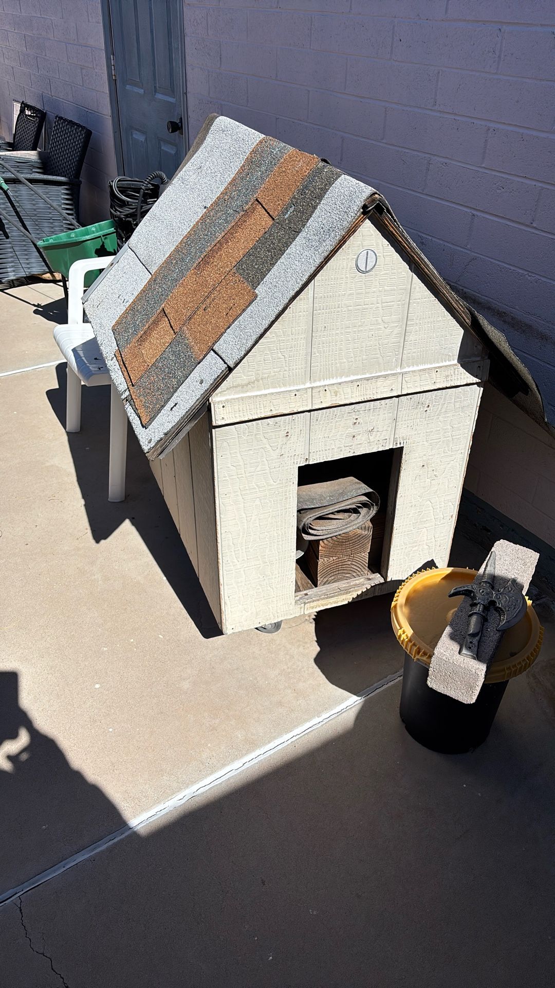 Dog House With Heat Lamp/lighting