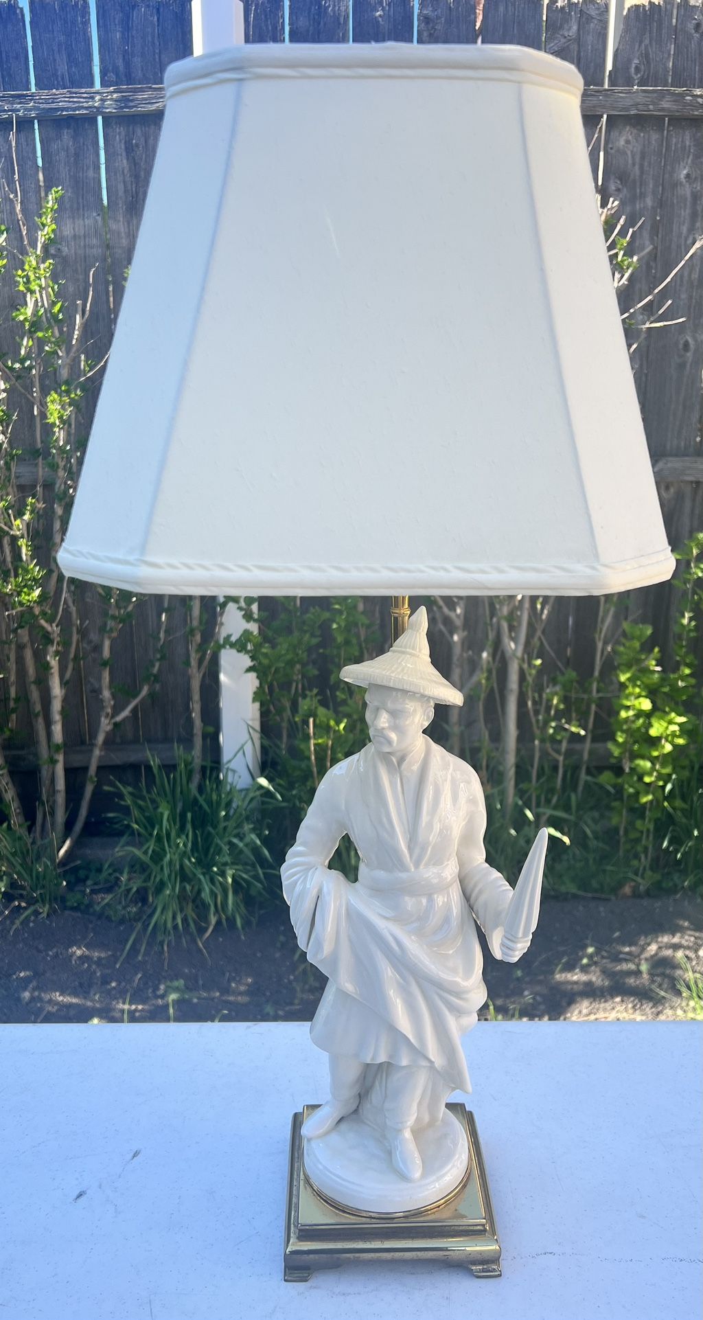 VINTAGE CHINOISERIE PORCELAIN FIGURINE CHINESE MAN HOLDING PARASOL LAMP Hollywood Regency