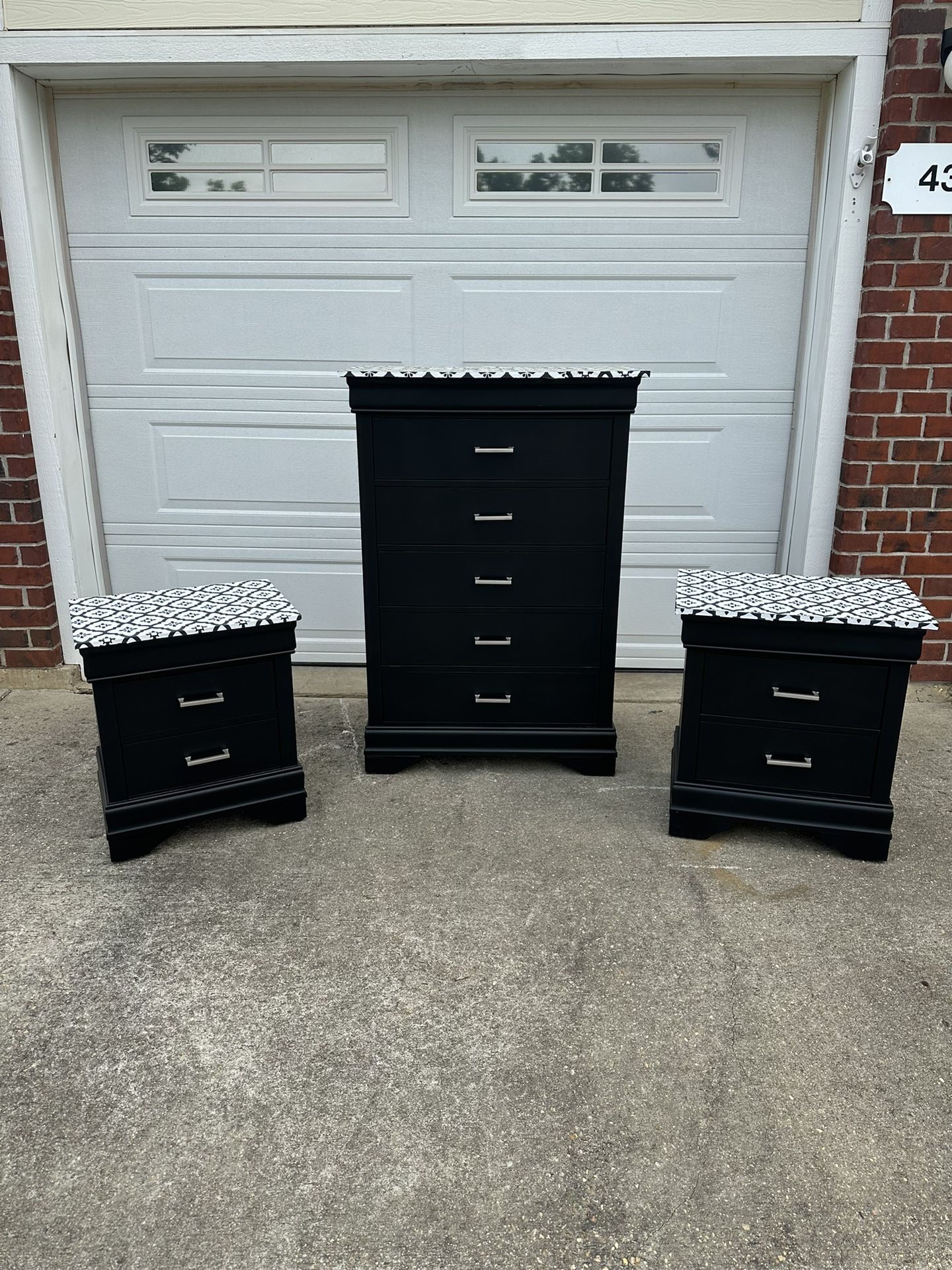 Midnight Black Dresser Set with Modern Design 