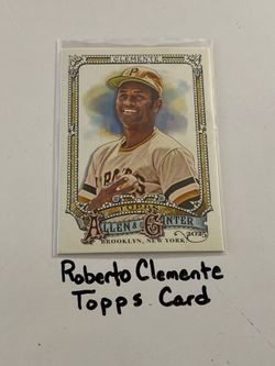 Roberto Clemente Pittsburgh Pirates Hall of Fame Outfielder Topps Card.
