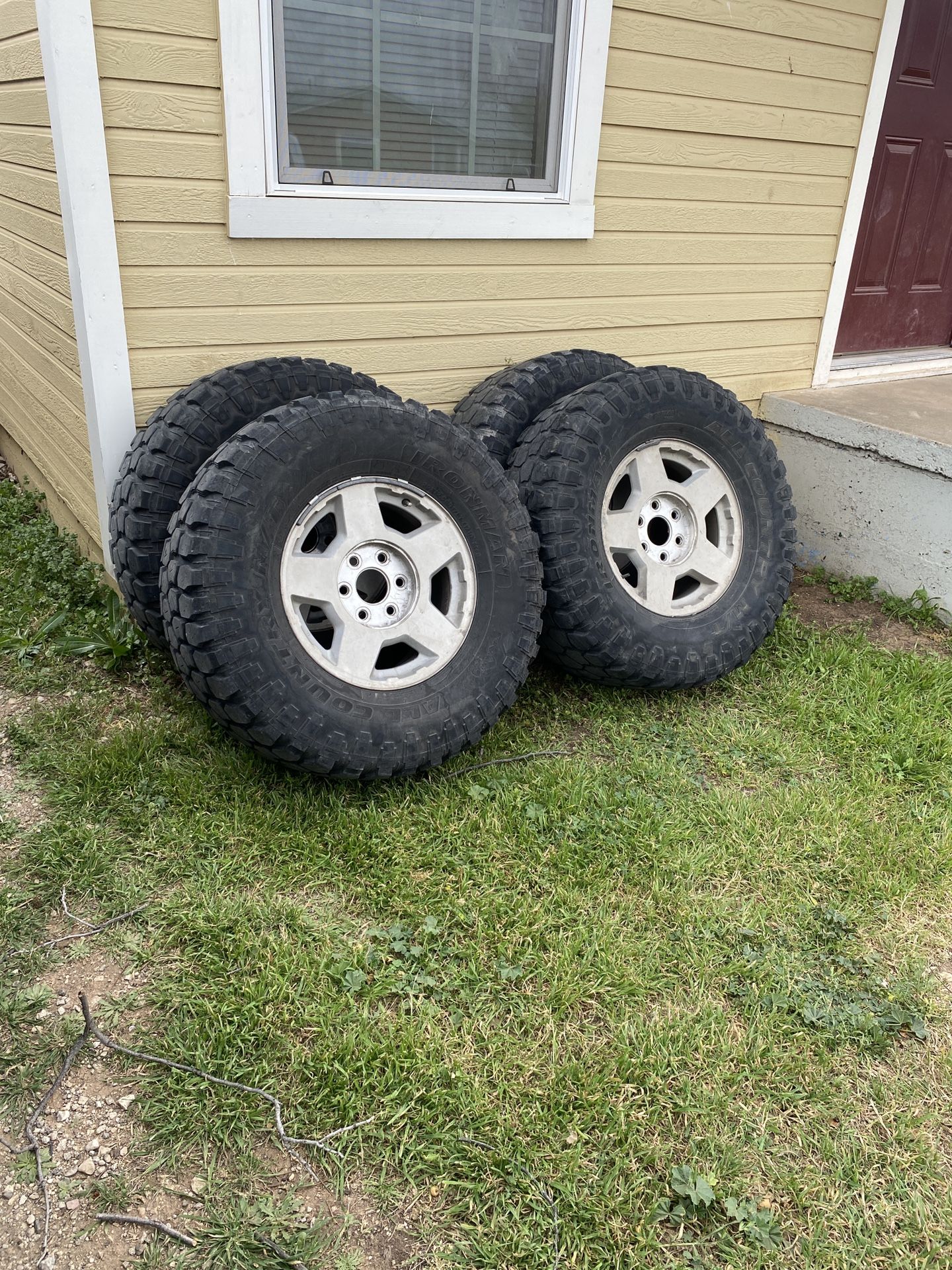 35x12.50r17 On Chevy Stocks
