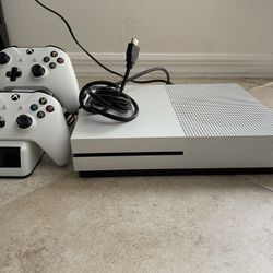 Xbox One S 500GB 2 Wireless Controllers And Stand
