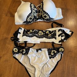 Woman, sexy Victoria’s Secret bra set shipping available