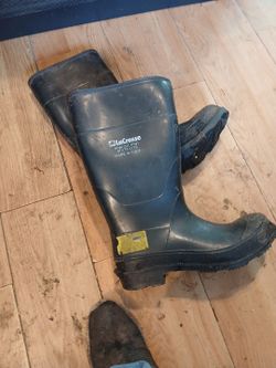 Barn boots, size on the side I think, I ware a 8 men's and o can float in them