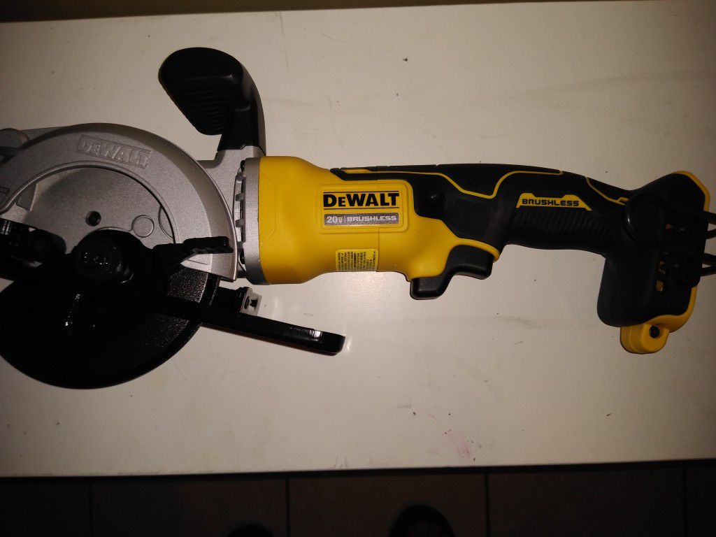 DeWalt 20 volt brushless 4 1/2" cordless circular saw!tool only.....firm
