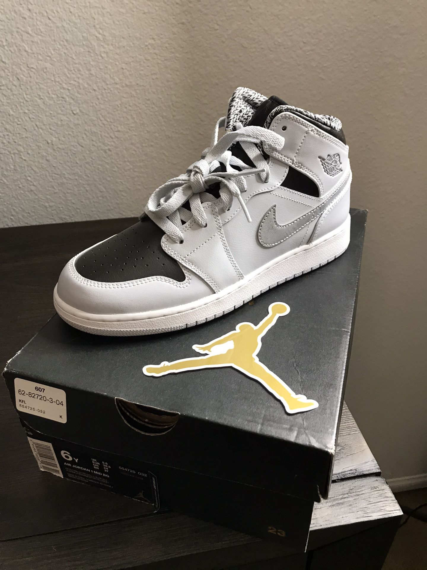 Air Jordan 1 MD BG ( Kids Size 6Y)