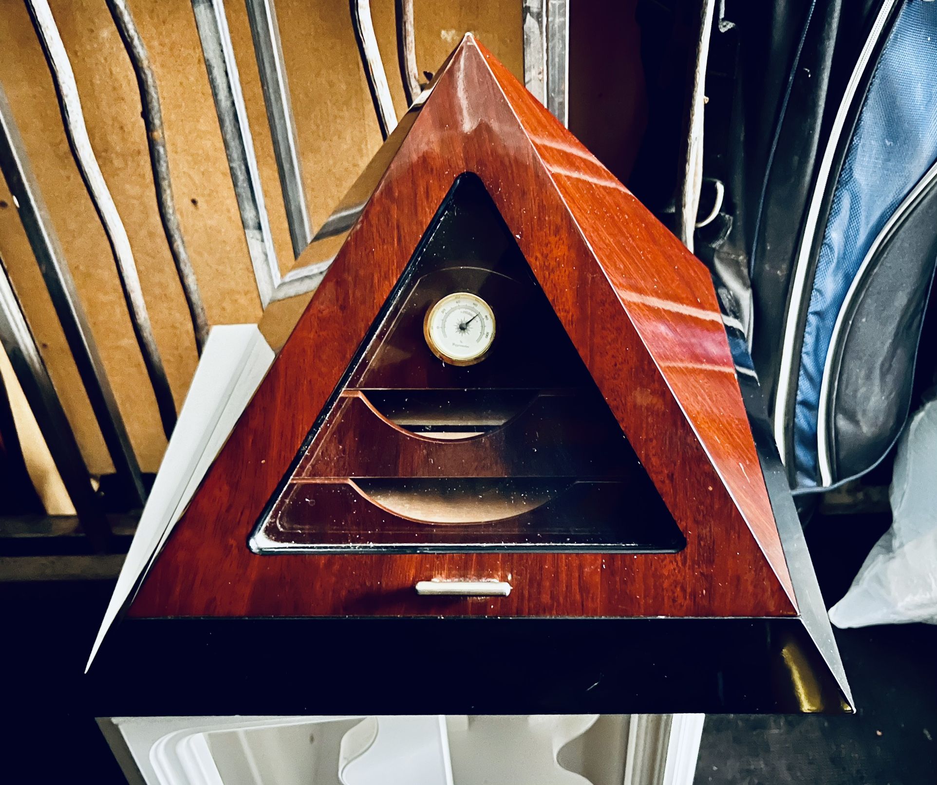 Le Veil 50~75ct Pyramid Cigar Humidor