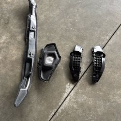 Toyota Rav 4Fog Light R Side ,front Bumper Bracket And Fender Plastic 