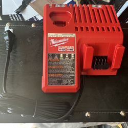 Milwaukee M18/M12 Battery charger