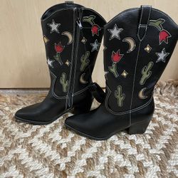 Brand New Adorable Women’s size 6 Cowboy Boots   Never worn