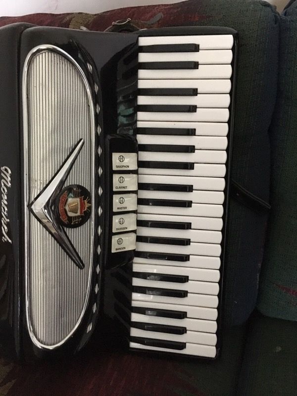 Monarch Italian small size accordion
