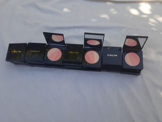 Powder.

Brand:

CAILYN,

Color:

Assorted. 
Skin Tone:

Light,

Product Benefits:

luminosity, highlight, flawless, bleding, glow.

