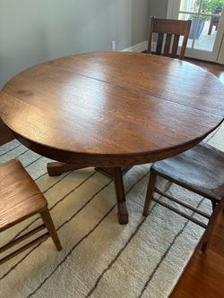 Nice oak dining table w/ leaves and chairs