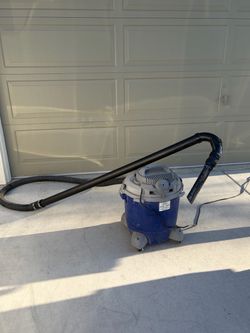 Gutter cleaning vacuum attachment
