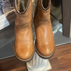 Botas De Niño. Y Sofá Cama