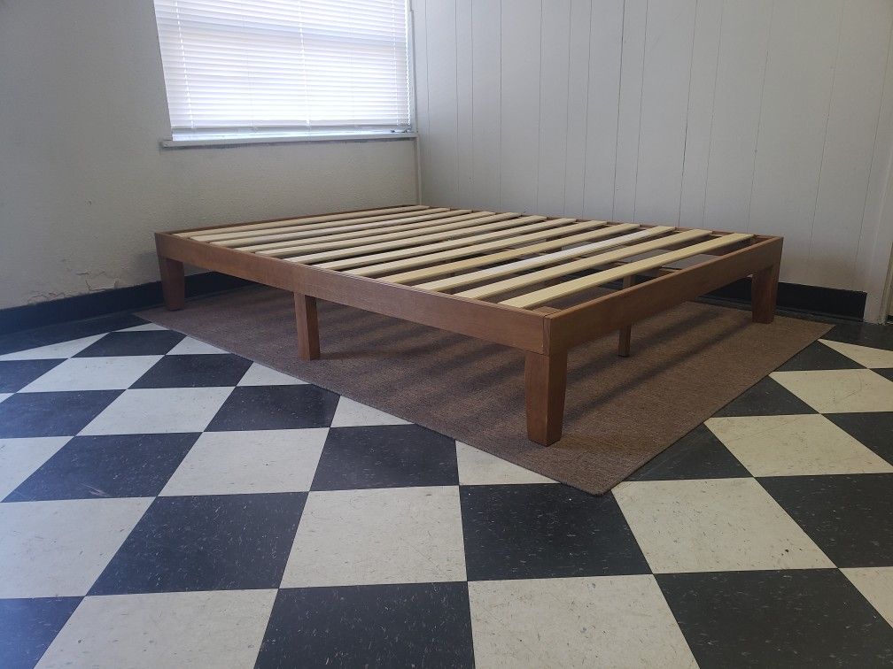 Full size bed frame - can DELIVER almost anywhere for $20 extra - gently used and in LIKE NEW condition 😍