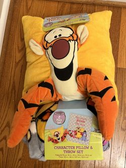 Disney Winnie The Pooh Character Pillow & Throw Set