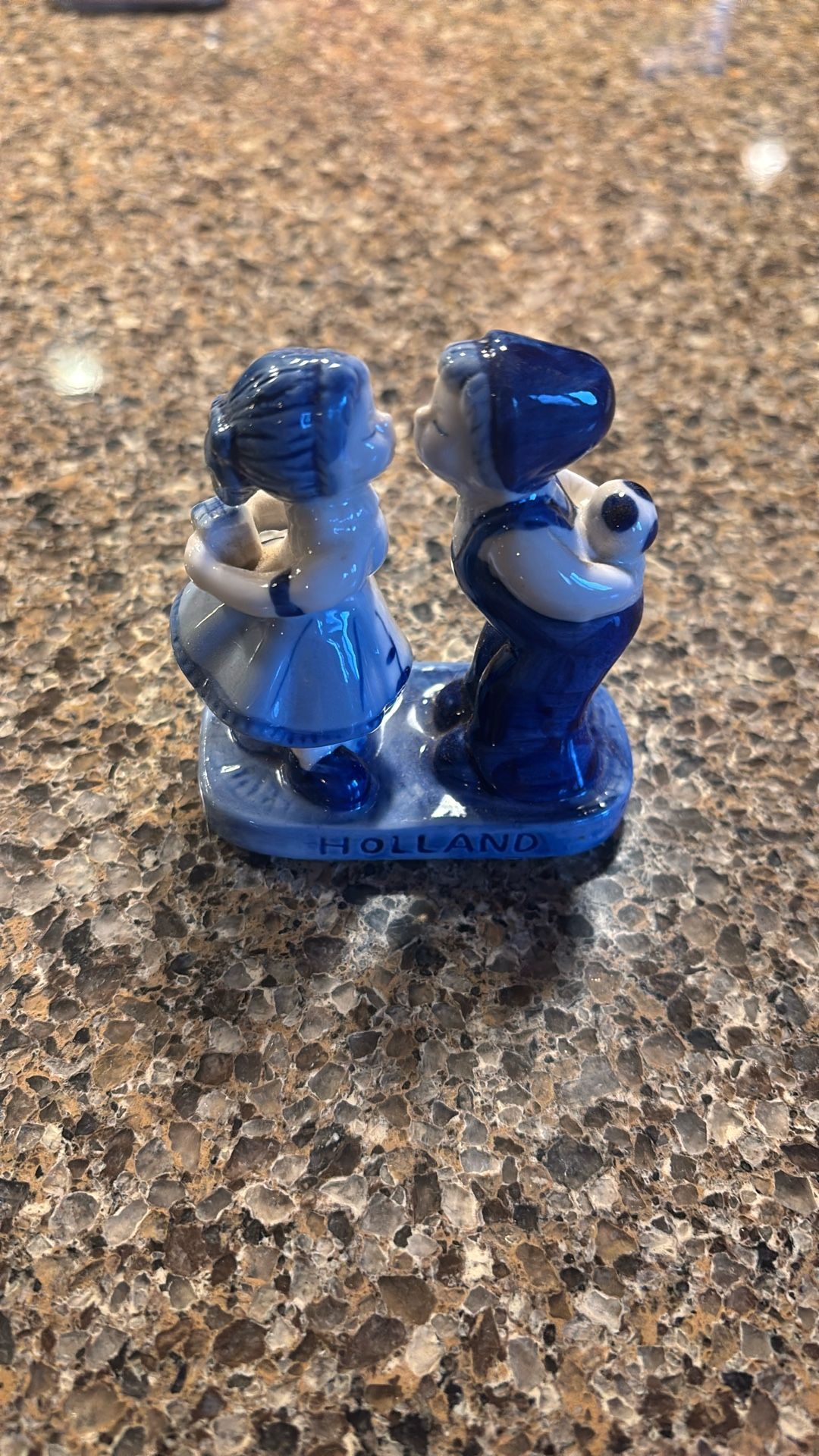 Delft Blue kissing couple figurine