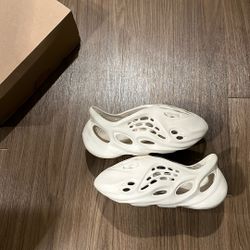 Yeezy Foamrunner: Sand | 11M