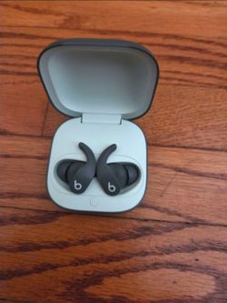 Beats Fit Pro Wireless Noise Cancelling Earbuds H1 Chip, Sage Gray only left side works , right side is no working battery doesn't hold, no scratches
