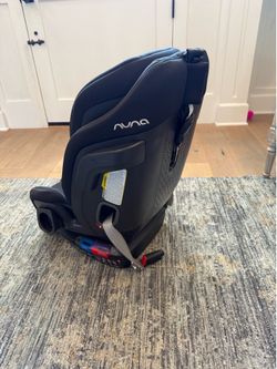 Black Nuna Exec car seat - newborn to 75lbs -barely used and only in booster mode