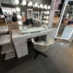 White Vanity Table And Mirror With Bluetooth 