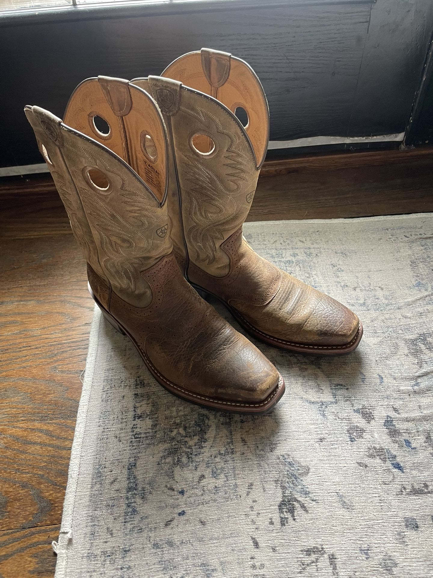 Like new Ariat western cowboy boots - size 13