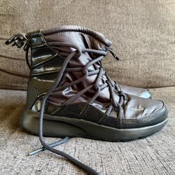 Nike Women's Tanjun Boots Size 8