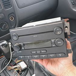NEW 05' FORD CAROUSEL 6 DISC MP3 PLAYER 