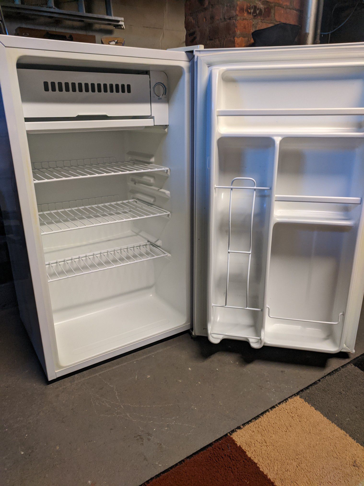 Kenmore 3.2 cu ft fridge with freezer