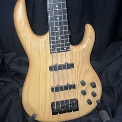 USA Carvin 5 string neck thru bass 19mm string spacing + original case