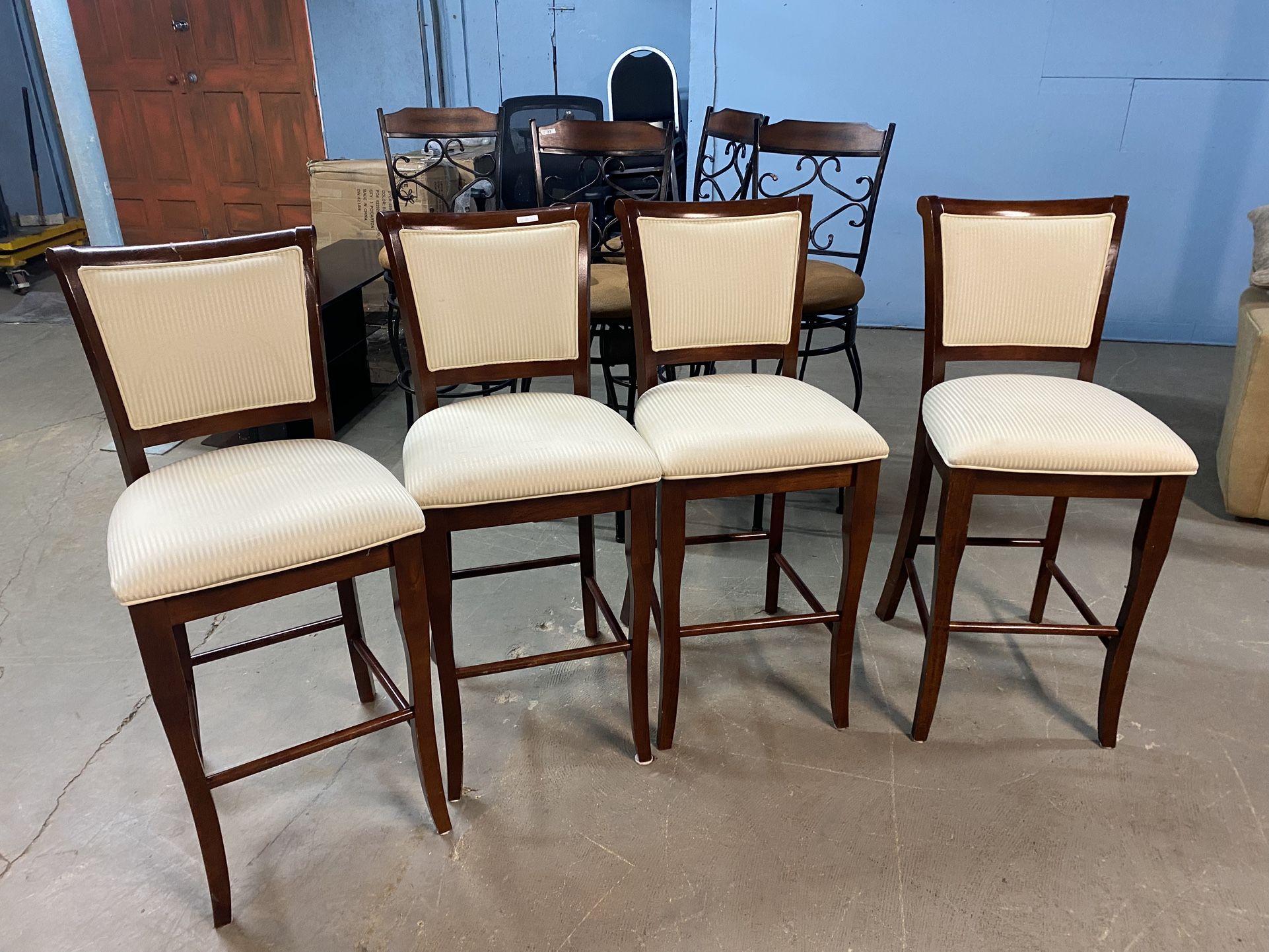 Nice Set of 4 Wooden Bar Stools (delivery available, read details)