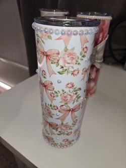 Tumbler cup Couqette design with stones/pearls 20.oz
Vazo termico 20.oz Coquette con Perlas/Piedras