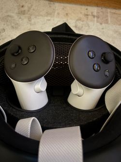 Like new  1 HR use Quest 3S All-In-One Headset with Compact Carrying Case for Meta Quest 3/3S