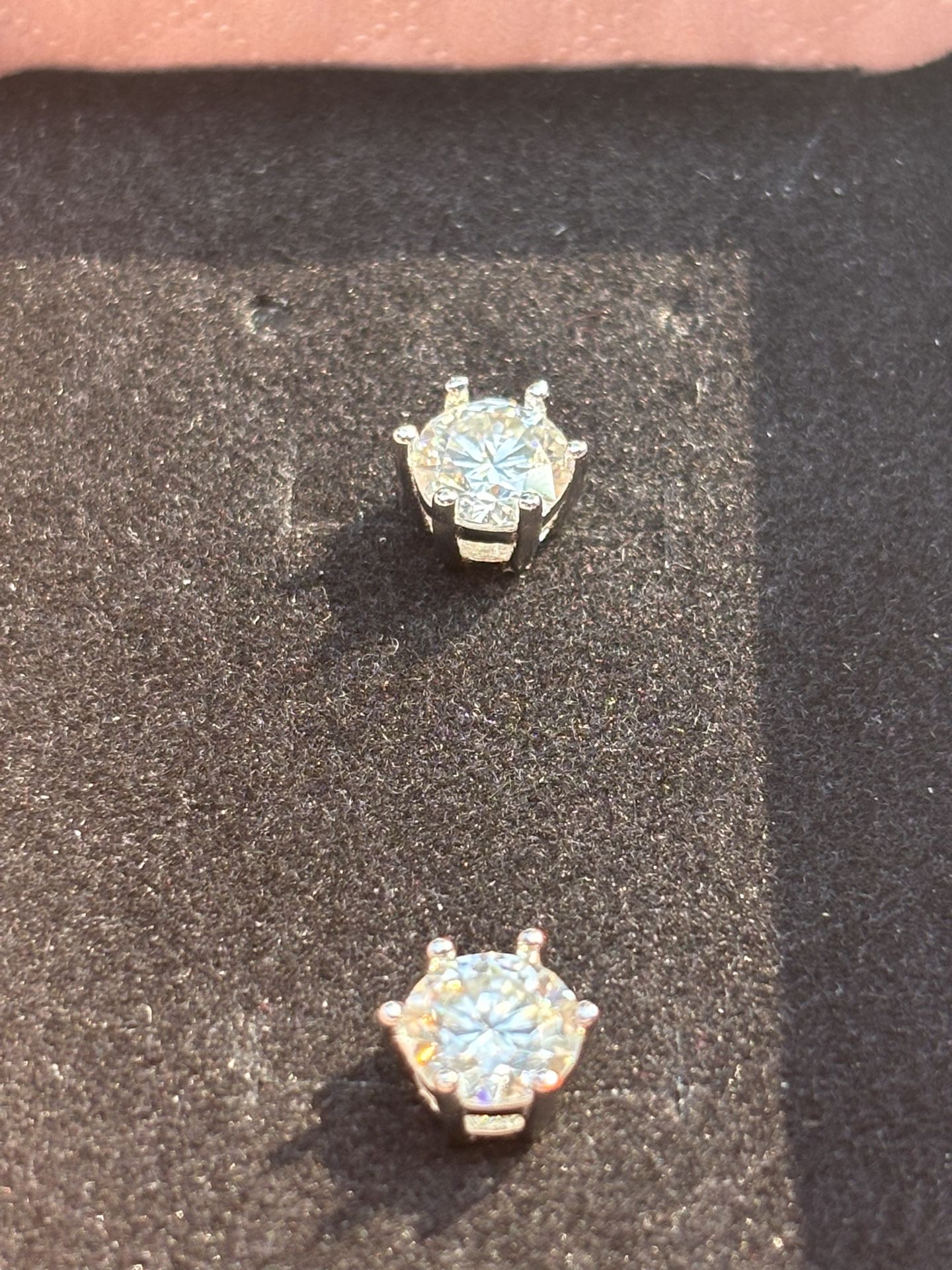 VVS Moissanite Stud Earrings 1 carat – 925 Sterling Silver – GRA Certified – Never Worn