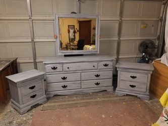 Dresser w/mirror and 2 nightstands (please read description)