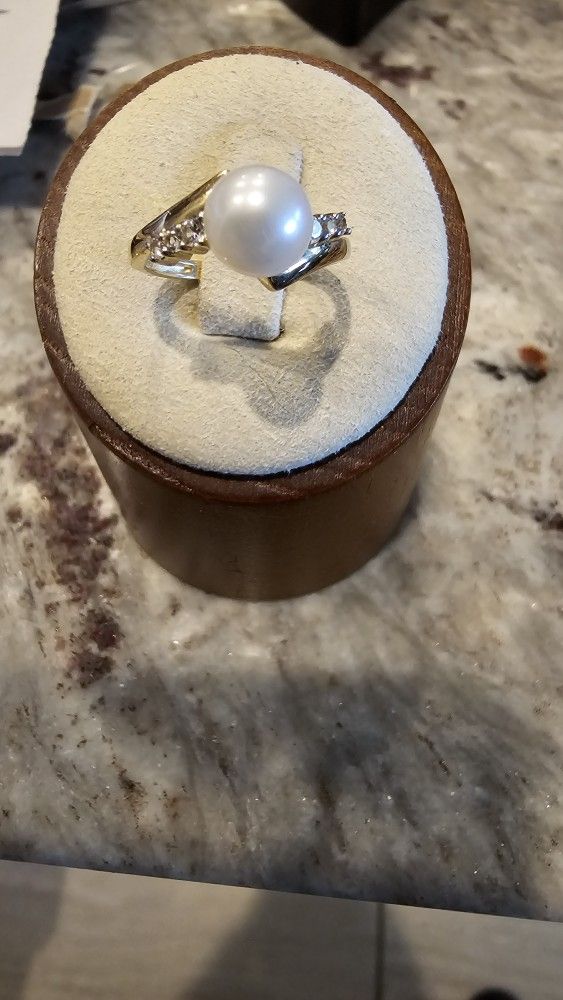 10K pearl necklace said with 10K. Yellow gold ring with pearl in diamonds ring size 6.