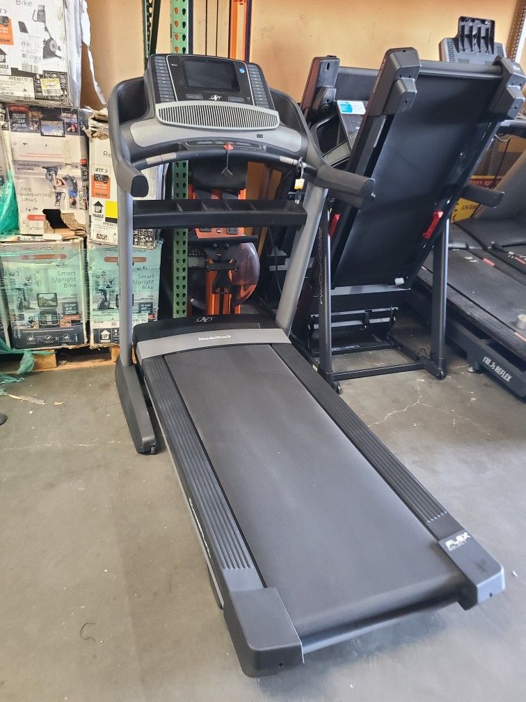 2018 Nordictrack Commercial 2450 - Lightly used (under 50 hours of use) - 499$