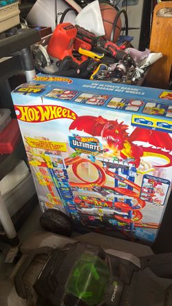 New in Box Hot wheels Ultimate garage