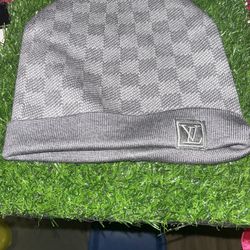 Louis vuitton beanie grey ( i recommend washing) only wore a couple times (on the last pics it’s inside out)