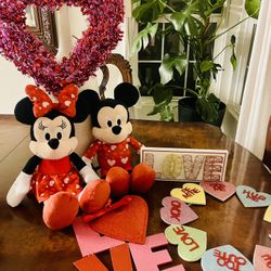 Minnie & Mickey Valentines Decor