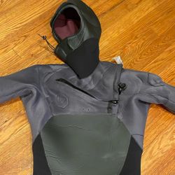 HIGH SEAS II 3-2 FULL CHEST ZIP WETSUIT With Hood