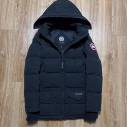 Canada Goose Wyndham   Sz L & XL   $350