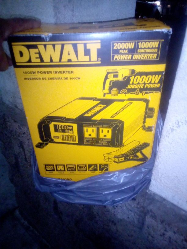 DeWalt 1000W Power Inverter (2000W Peak Power)