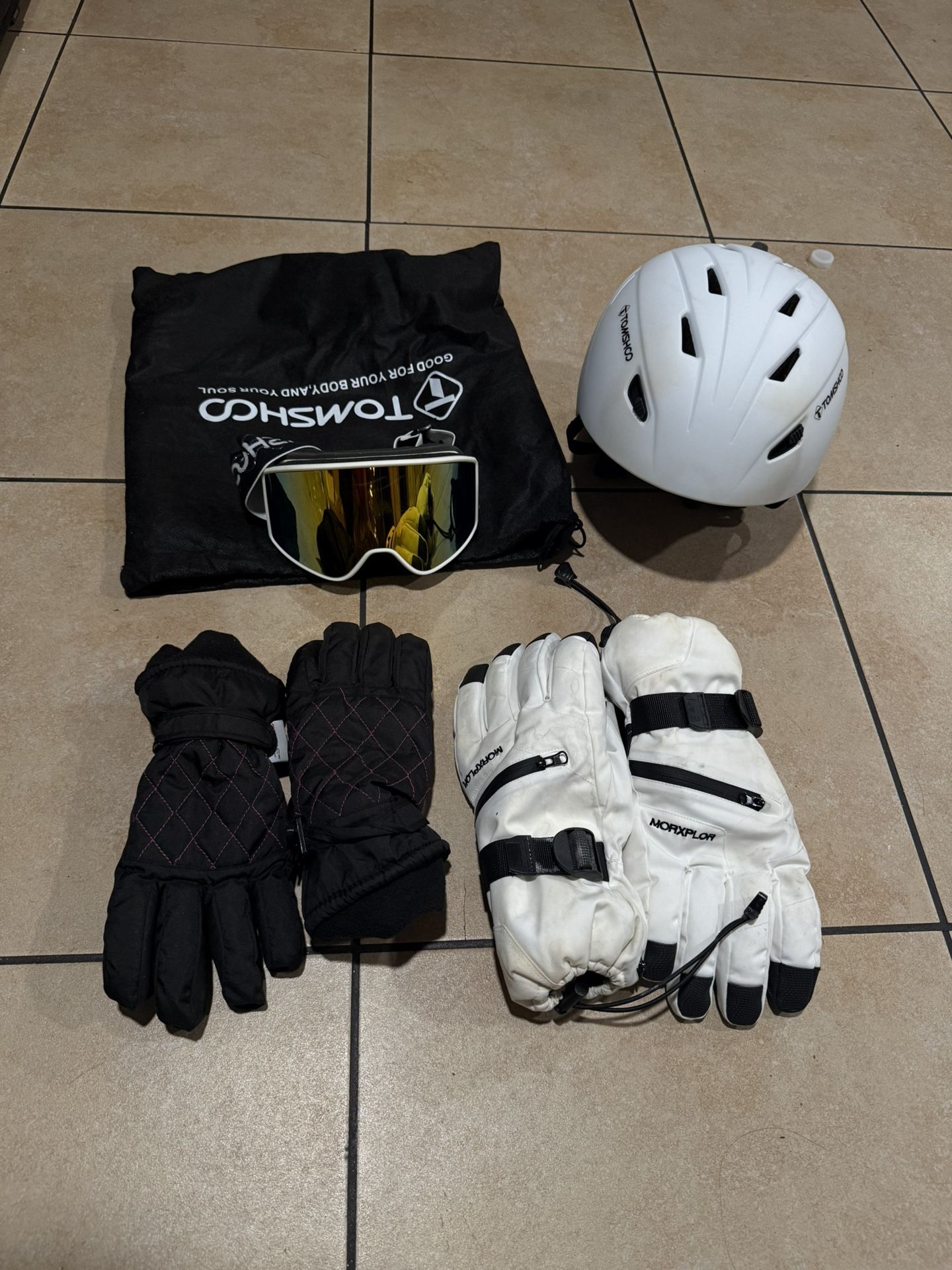 Snowboarding Helmet + Goggles + 2 gloves