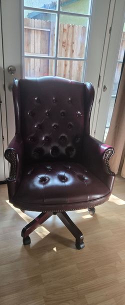 GENUINE LEATHER EXECUTIVE SWIVEL CHAIR