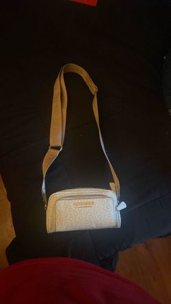 Guess purse white and beige