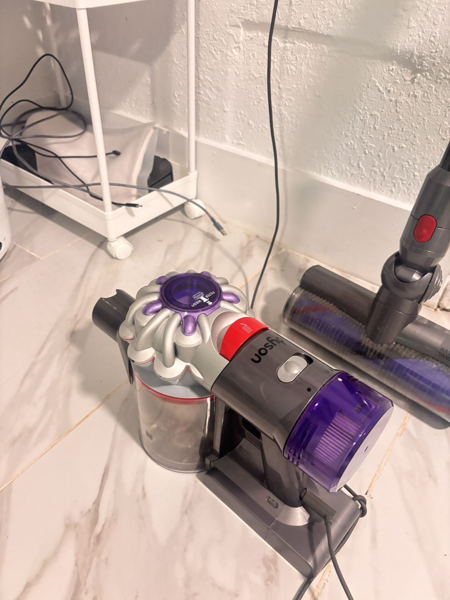 Dyson V8